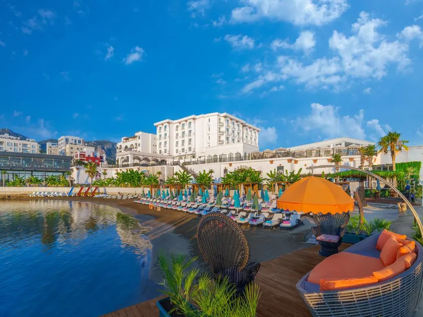 Les Ambassadeurs Hotel Casino&Marina - Image 1