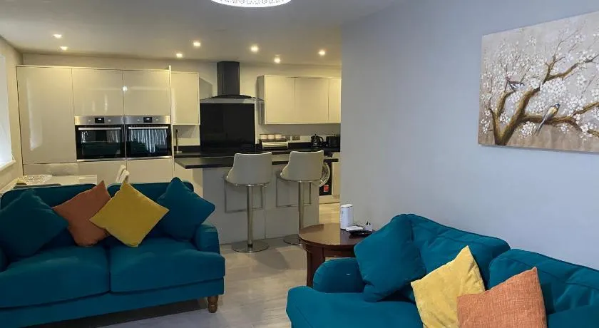 Modern 2 bedroom flat with Sky TV & free parking - Image 1