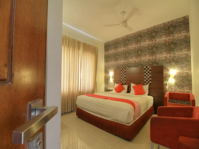 OYO 1531 Vels Grand Inn Hotel - Image 1