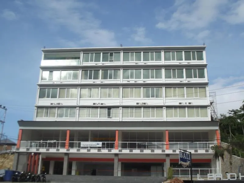 L Bajo Hotel - Image 1