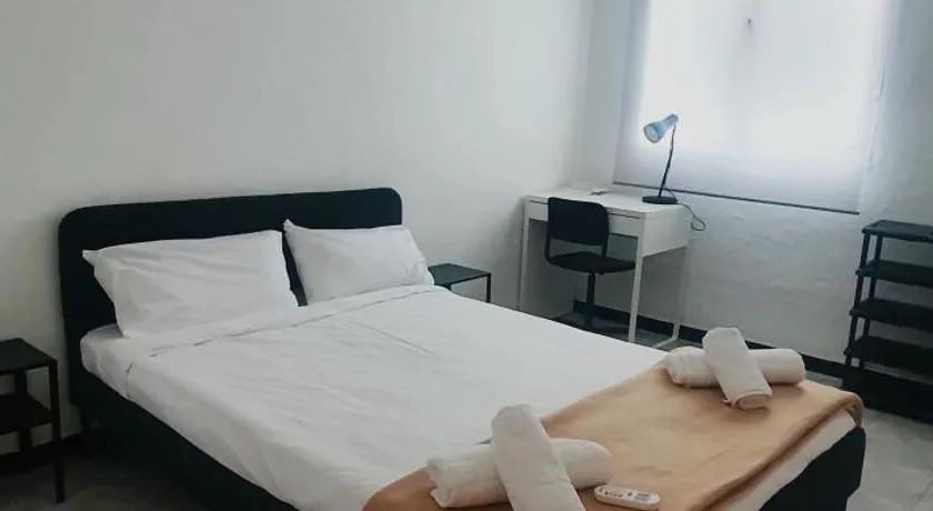 Tranquila, Céntrica y Luminosa Habitación de Matrimonio en Vivienda Compartida - Image 1