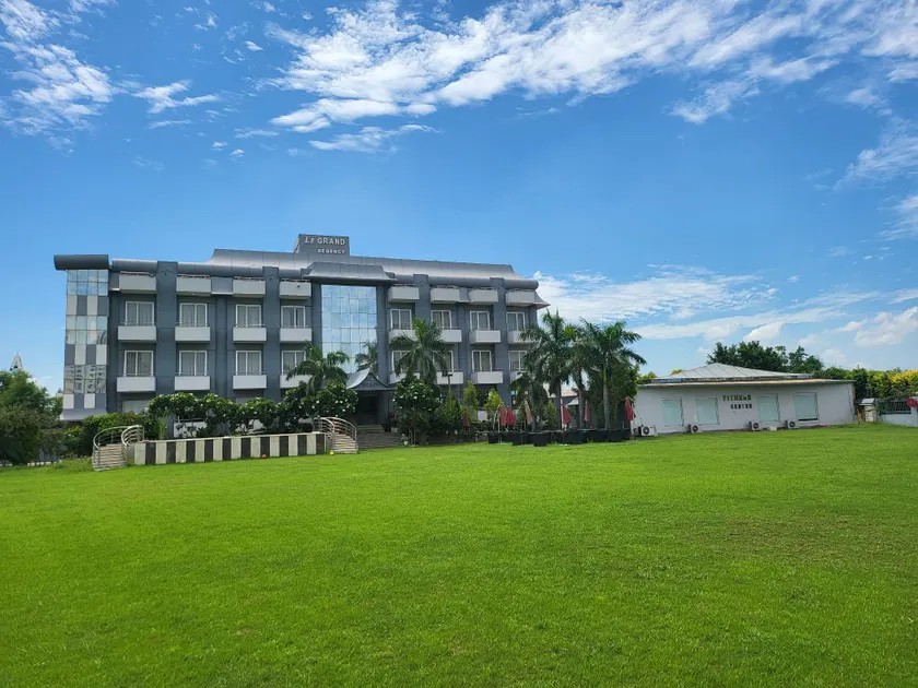 Le Grand Regency - Image 1