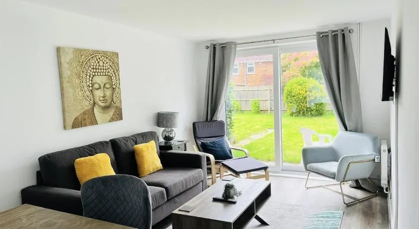 3 Bedroom House sleeps 5, near Ascot, Windor, Bracknell - Image 1