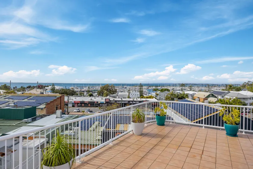 Stylish 4-Bed Townhouse with Panoramic Ocean Views - Image 1