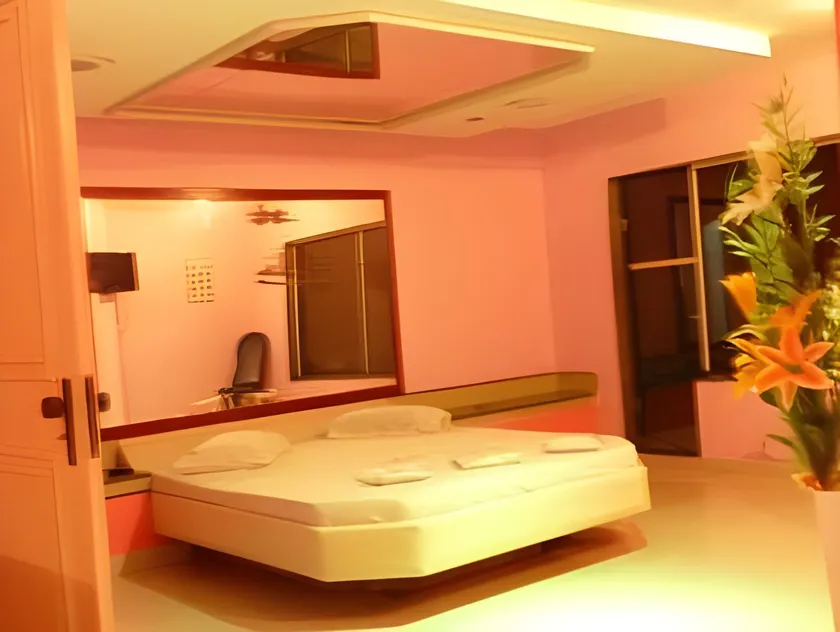 Lips Motel (Adult Only) - Image 1