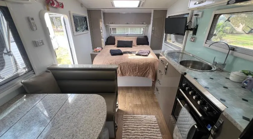 Gympie Luxury Caravan with ensuite bathroom - Image 1