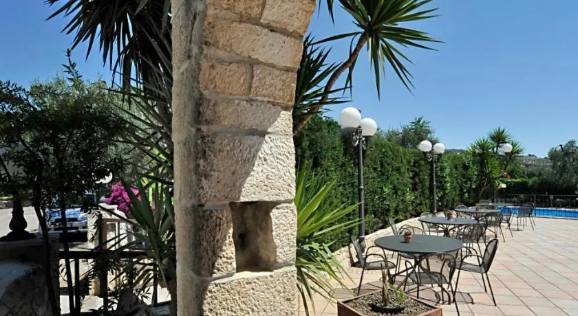 Hotel Apeneste - Image 1