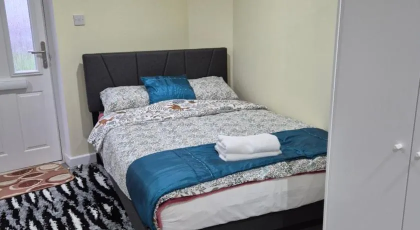 Spacious one bedroom Self Contain with toilet and bath - Image 1