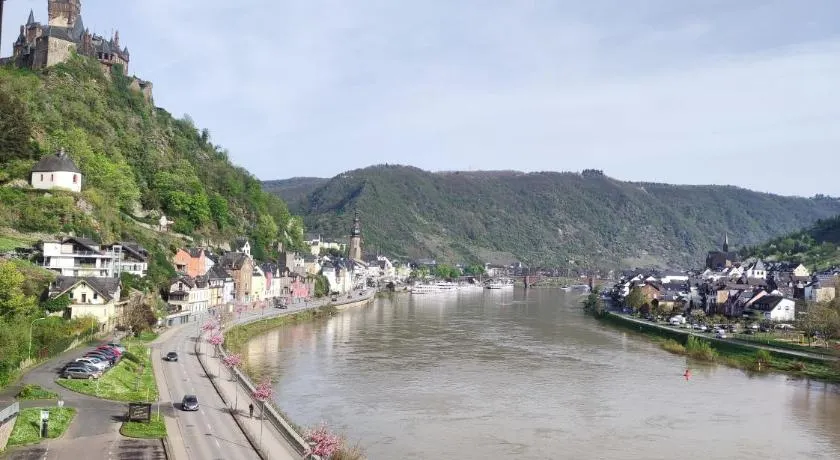 Panorama Oase Ferienwohnung mit Blick auf Mosel und Reichsburg - Image 1