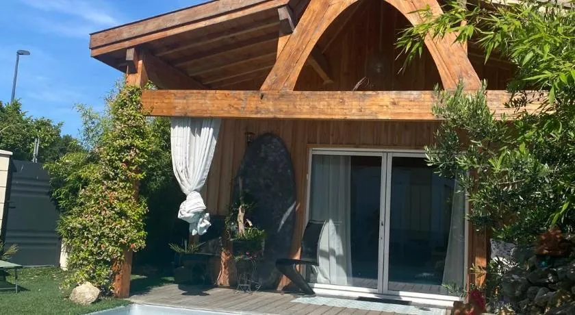 Chalet Atypique avec Piscine Chauffée - Image 1