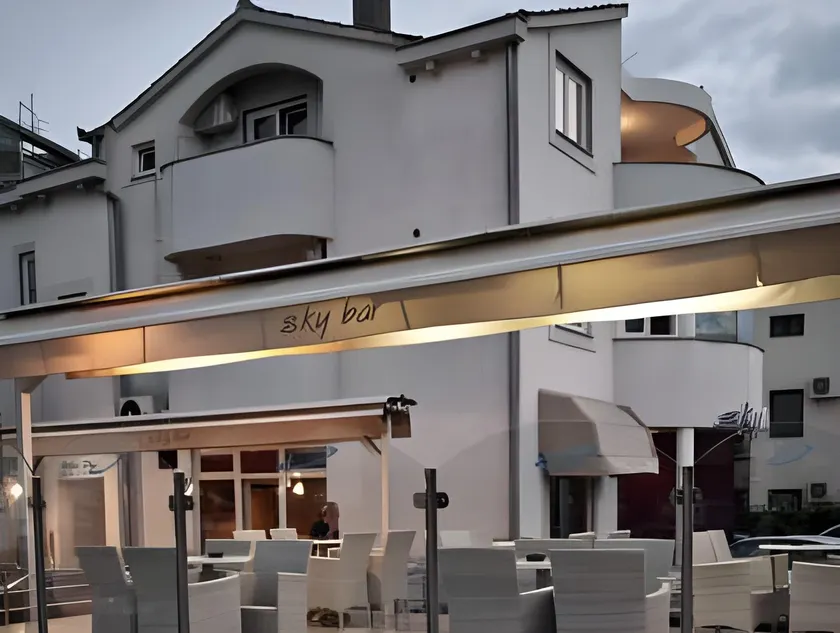 Hotel Sky - Image 1