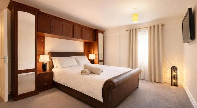 Contractors Residence - Long Stay DISC0UNT- Private Parking - Central Location - Fast Wifi - Image 1