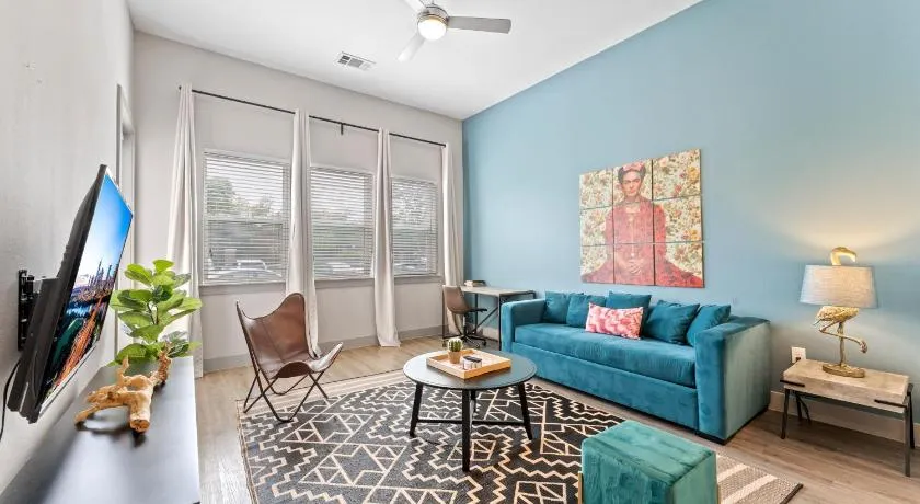 Modern & Chic 1BR Luxury Apts Close to Downtown & Airport - Image 1