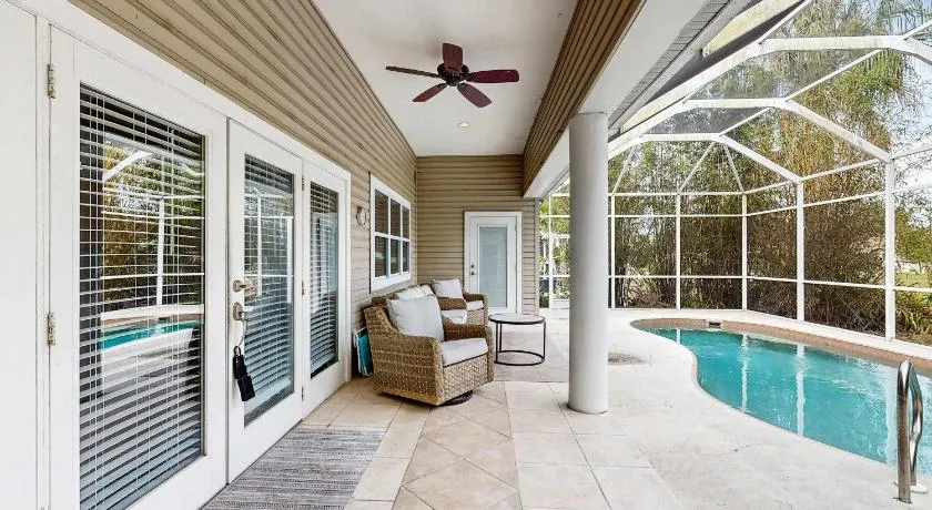 Gorgeous home with private pool outdoor area & spacious - Image 1