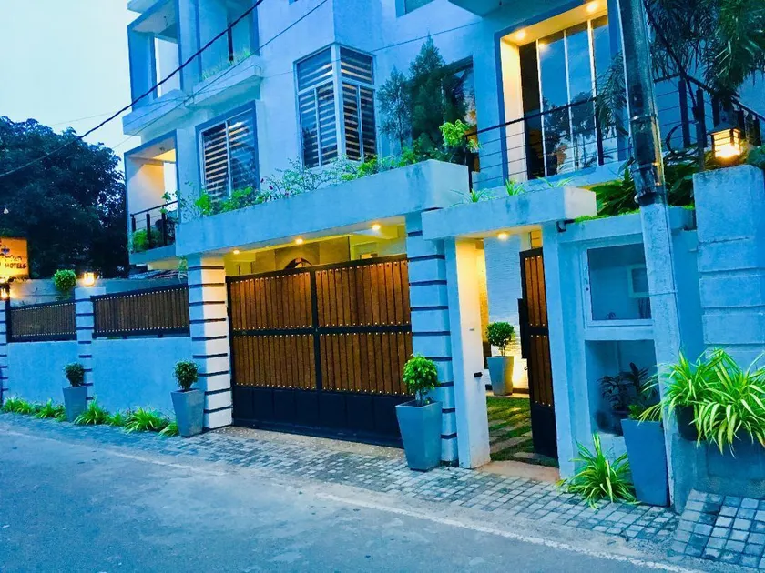 8 Plus Motels - Image 1