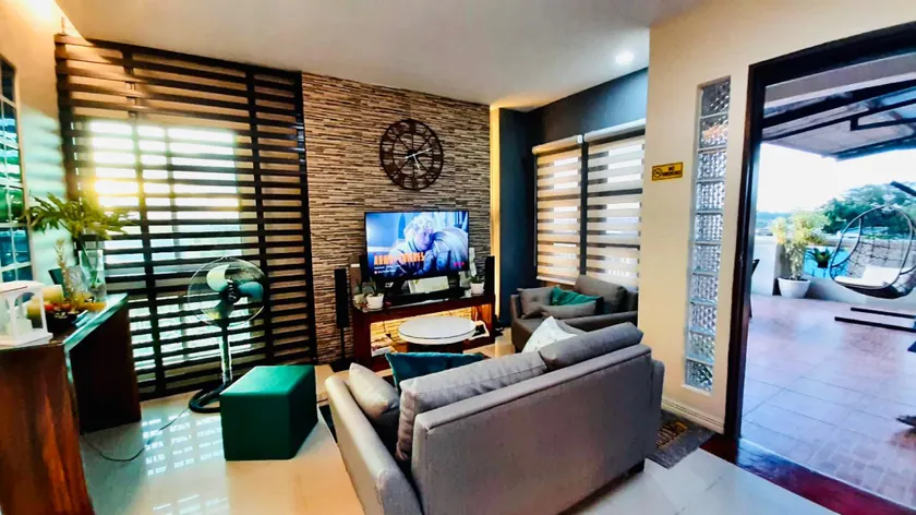 Amy's Penthouse Metro Manila Overlooking - Image 1