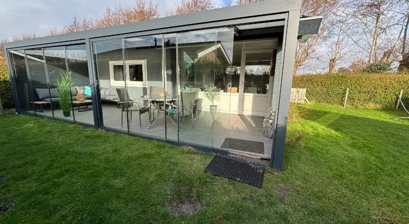 Strandnahes Ferienhaus NR 2 mit Wintergarten grosser uneinsehbarer Garten - Image 1