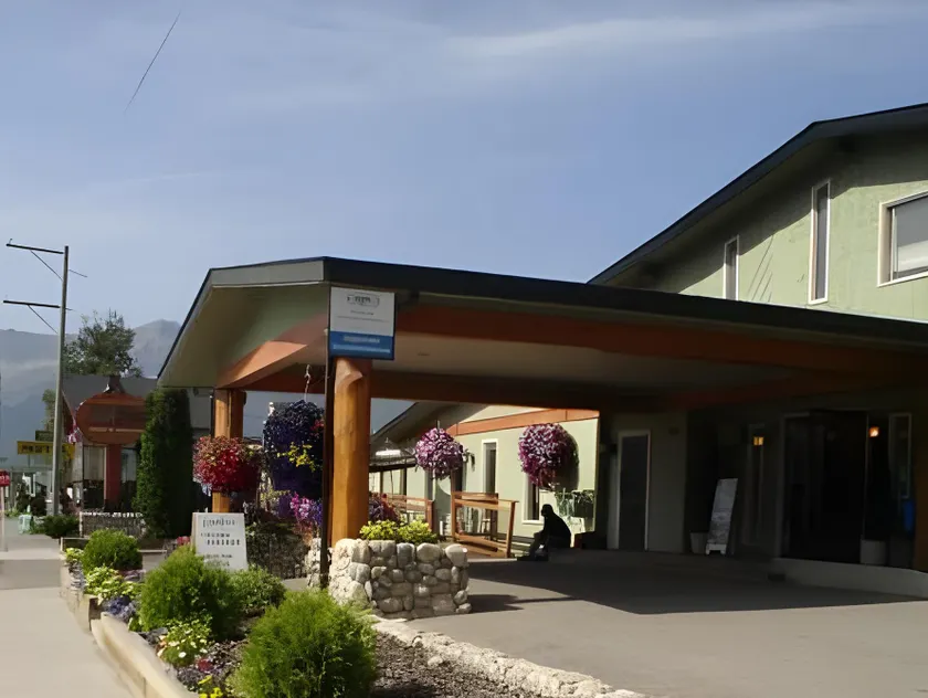 Red Tree Lodge - Image 1