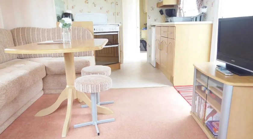 Beachside, Family-friendly, WiFi, 6 berth Caravan 226 - Image 1