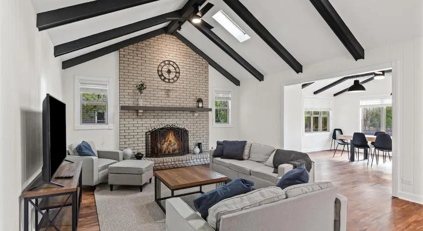 Elegant 4BR Tudor Retreat Spacious, Peaceful! - Image 1