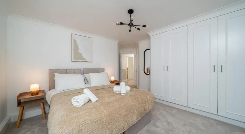 2 Bed Flat in Woking Central - Image 1