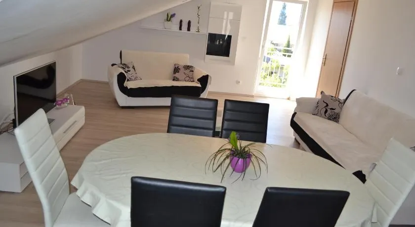 Apartamento vacacional totalmente equipado con barbacoa | Vistas al jardín | Admite perro - Image 1