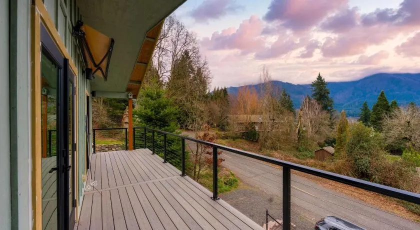 Modern Gorge Retreat Steps from River & Hiking - Image 1