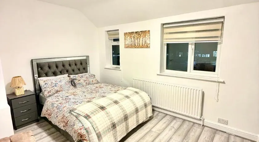3 Bedrooms House CheapUKholiday - Image 1