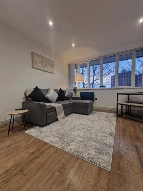 Uebert Heights| 2 Bdrm| Sleeps 6| Central Cannock - Image 1
