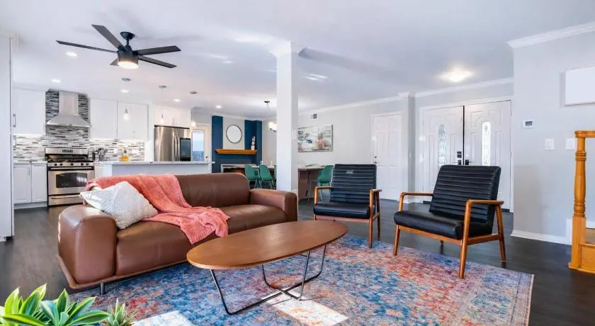 HUGE 5BR Family Retreat Backyard & Patio Lounge - Image 1