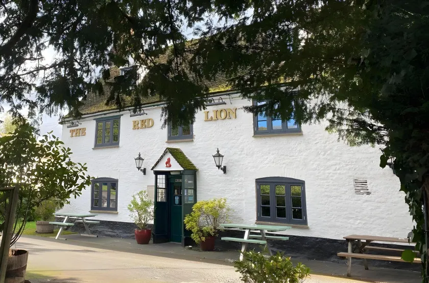 The Red Lion - Shepherd Huts - Image 1