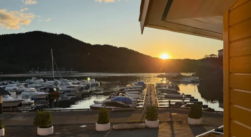 Askvik Marina Lägenhet i småbåtshamn med havsutsikt - Image 1