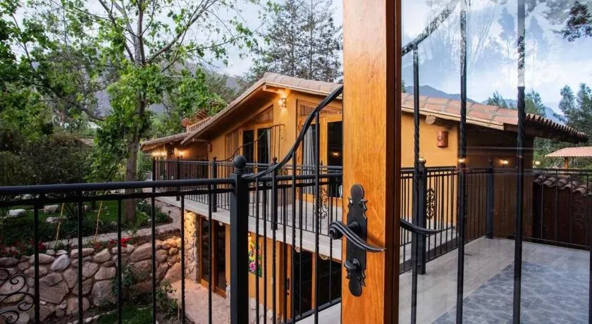 Stunning 1BR House in Camino Real - Image 1