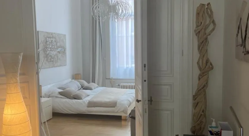 Apartment in trendy Chatelain center Brussels area Little Garden Internet wifi - Image 1