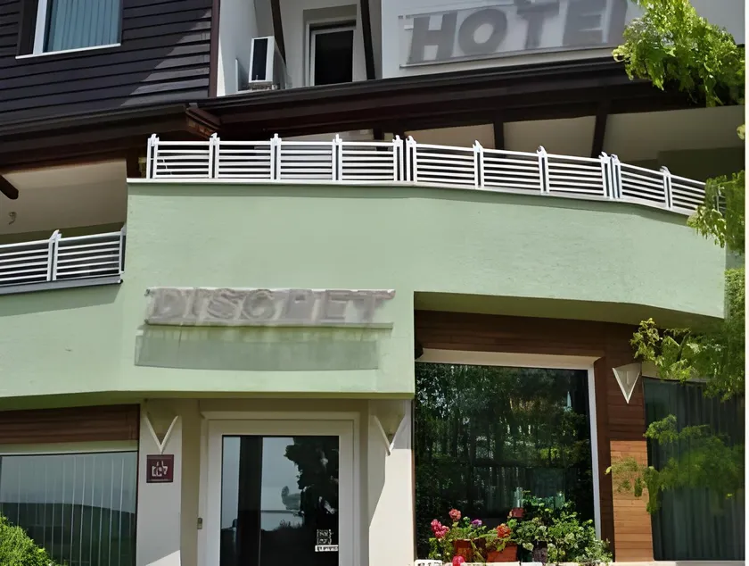Discret Hotel & Restaurant - Image 1