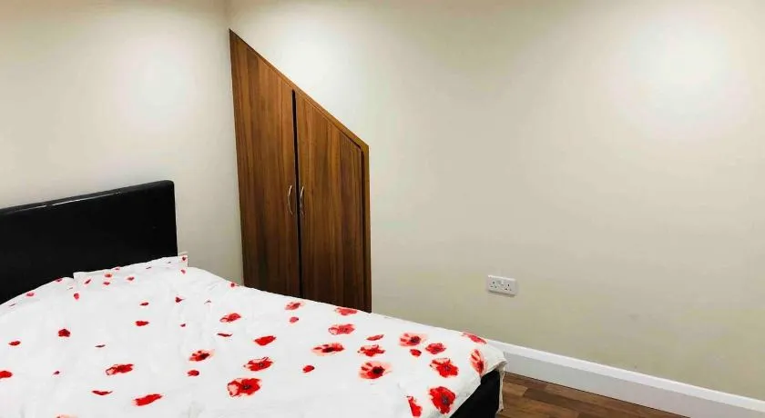 Small 3 Bed Flat near Heathrow - Image 1