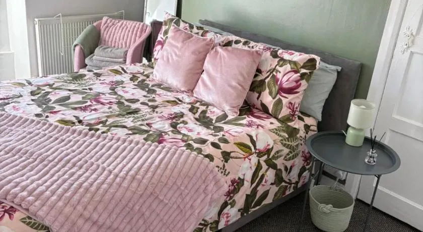 stylish new house sleeps 5 max - Image 1