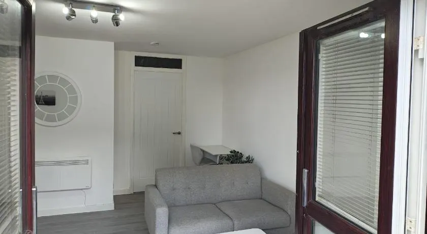 Thames Riverside Studio, Gravesend Town Centre - near train station - Image 1