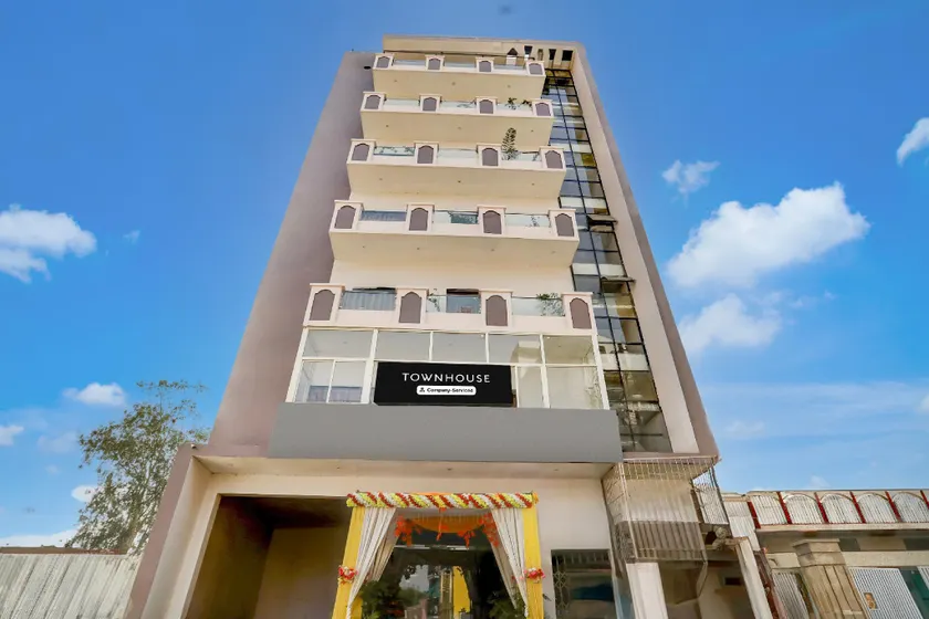 OYO Townhouse Hyderabad Gate IIT BHU Formerly RK Heights - Image 1