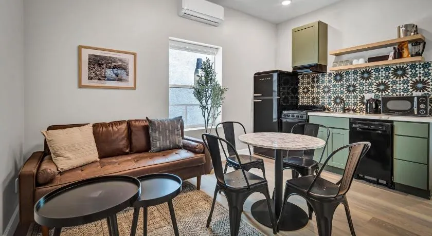Two Bedroom - King in Master. Heart of Downtown Vista - Image 1