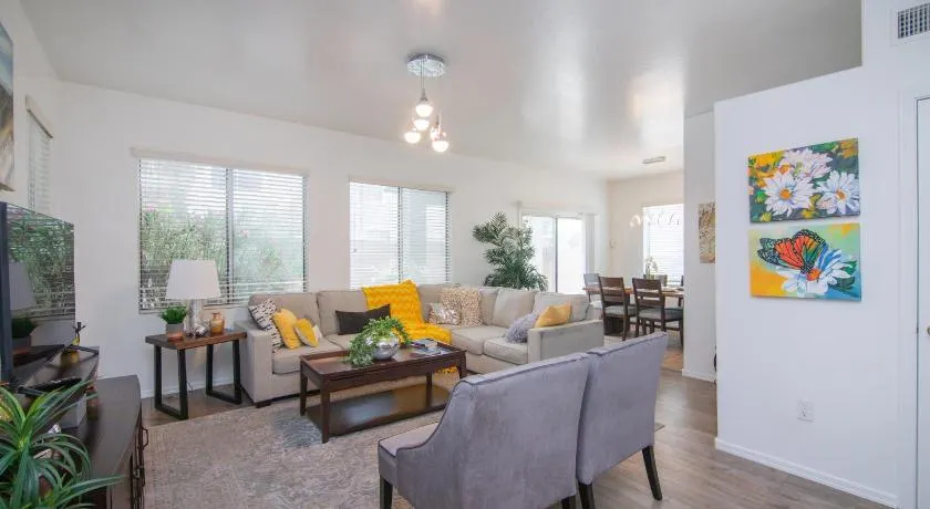 Stylish Home Phoenix - Low Rates NOW! - Image 1