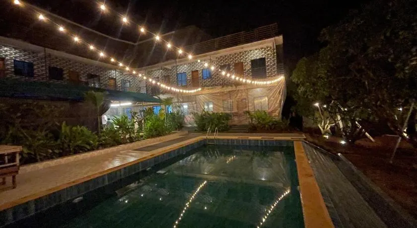 12 Monks - Backpacker Resort - Image 1