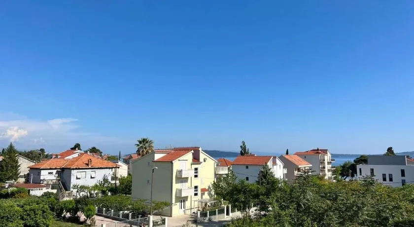 Bright and Cozy Apartment with Balcony in Kastel Luksic - Image 1