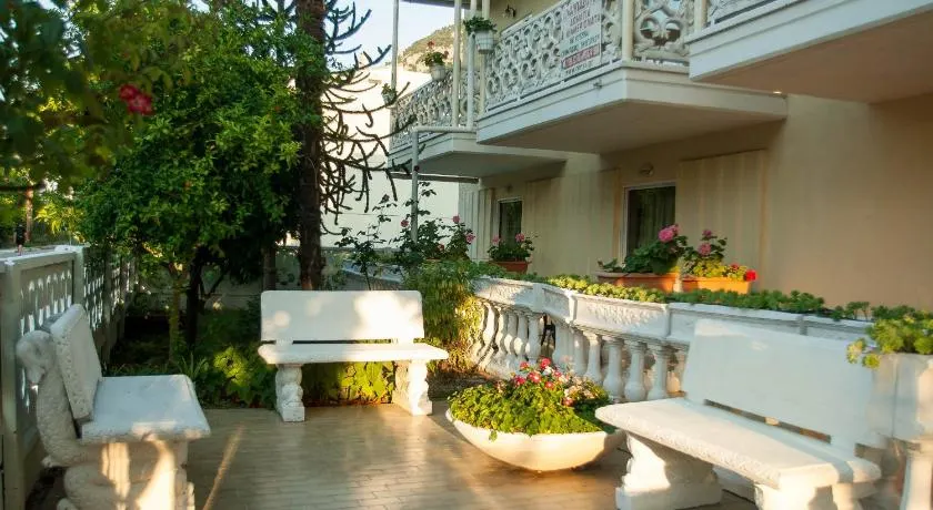 Ronzi Apartments - Image 1