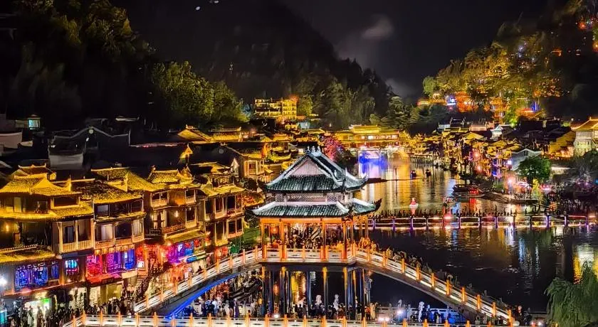 Yunmeng Riverview Hotel-Newly Opened 2026 Free Pick-up Service Rooftop Infinity Pool Kids Playground On-site Café Near Fenghuang Scenic Area - Image 1
