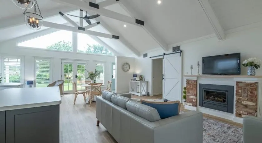 Hamptons Cottage - Refined Living, Light-Filled - Image 1