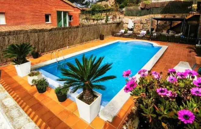 Villa with private pool in Vallromanes - Next to Golf Club, 25 min from Barcelona, 10 min from the Beach - Image 1