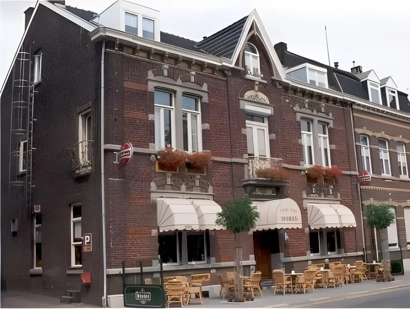hotel le bonheur - Image 1