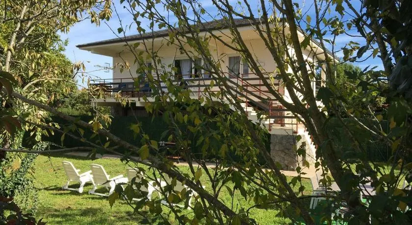 Chalet de dos plantas independientes con aparcamiento y jardin privado - Image 1