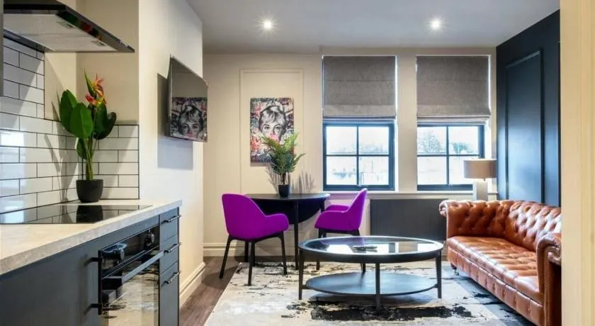Modern 1BR Apartment Town Centre, Stylish Interior - Image 1